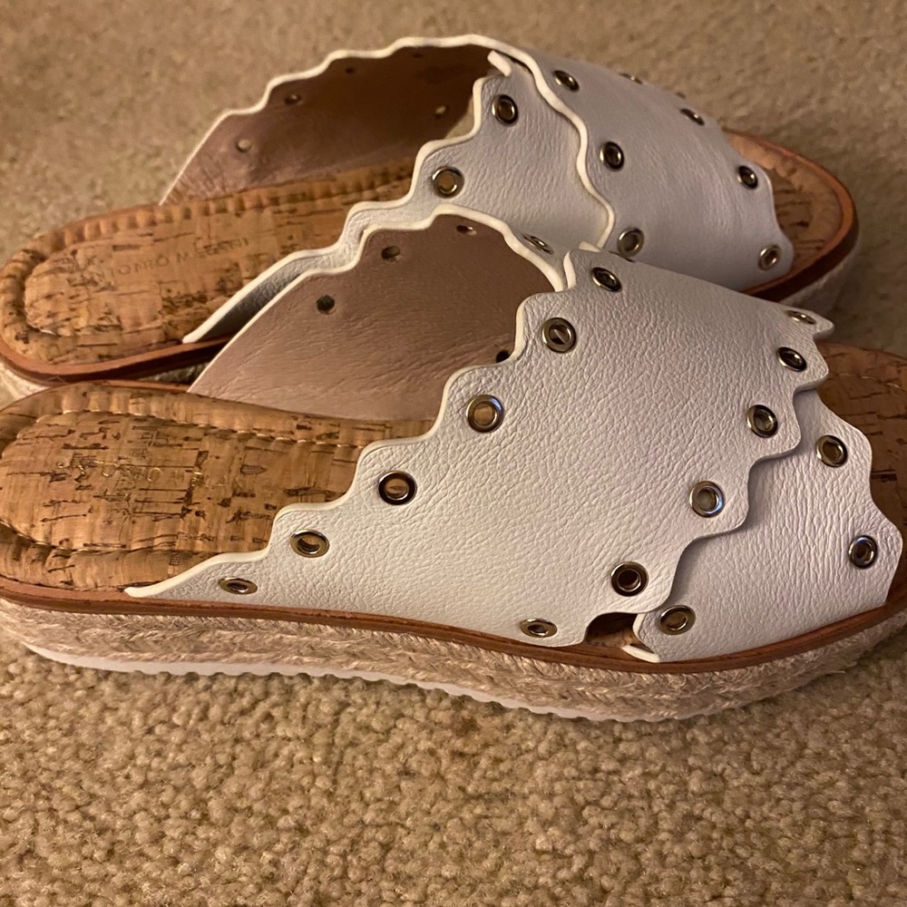 Antonio Melani white size 6 sandal